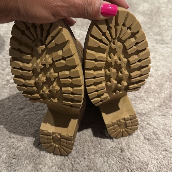 Very G boots with heels! Zipper sides and fur! Too cute ! Size 10
NWOT - Picture 6 of 6